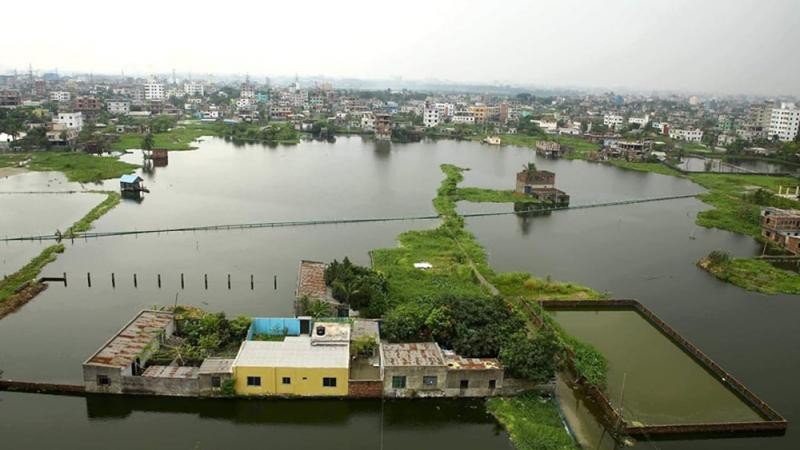 ঢাকার নিম্নাঞ্চলে বন্যা, ঘর-বাড়ি ছাড়ছেন মানুষ