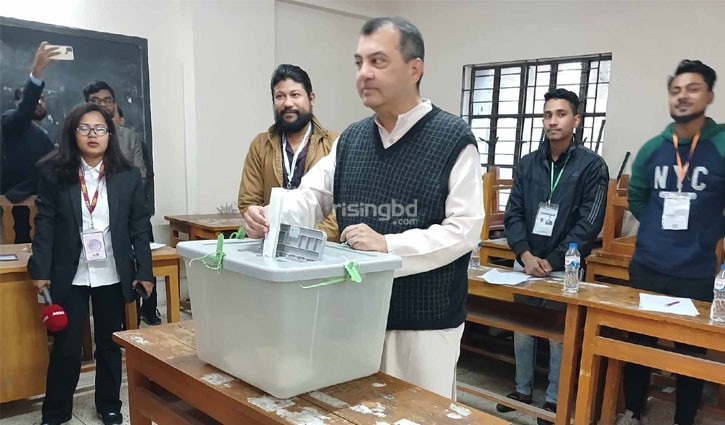 ভোট দিলেন সাবের হোসেন চৌধুরী